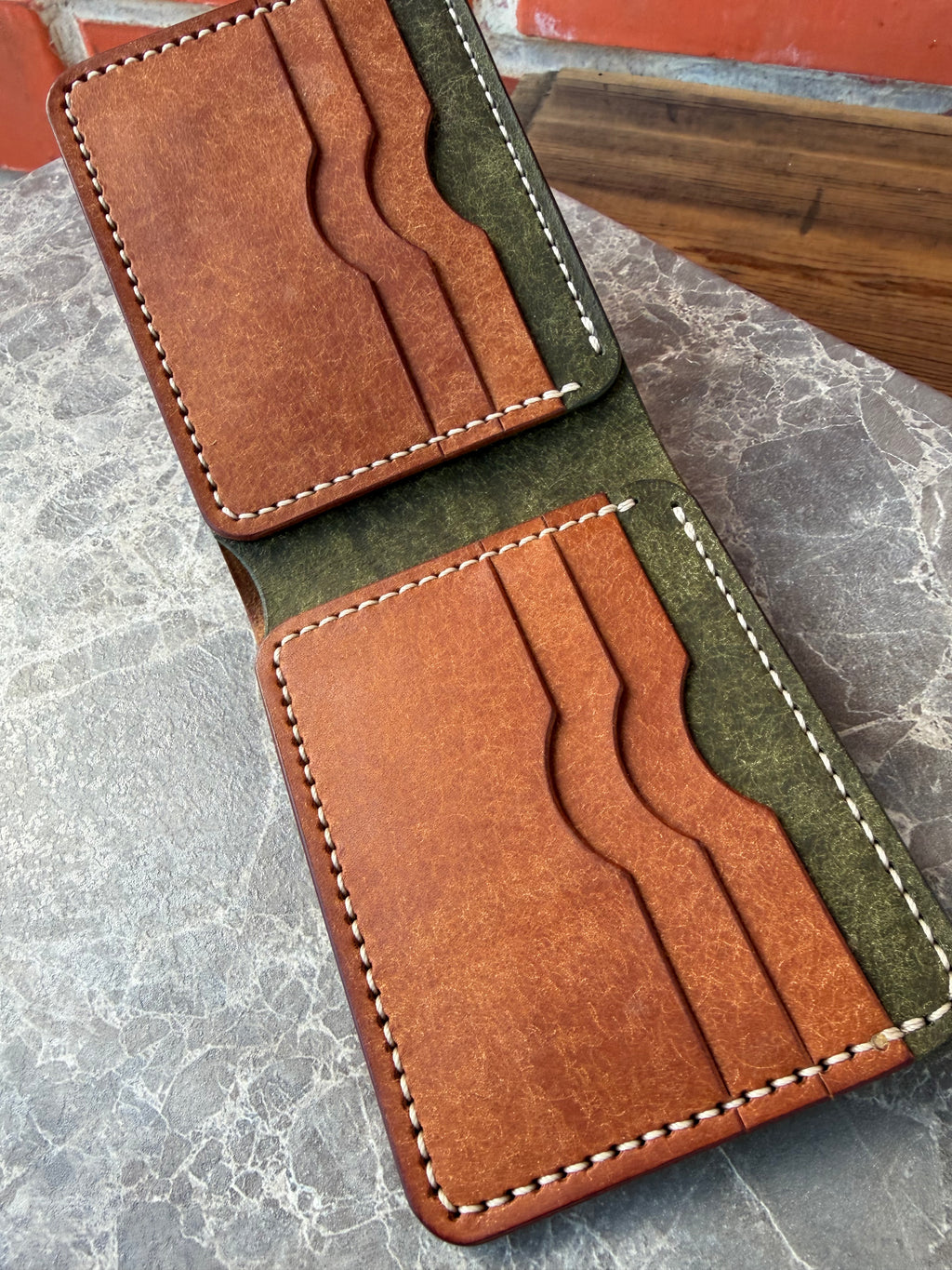 Roku darbs, bifold ādas maks — Konjaks un Ortenisa