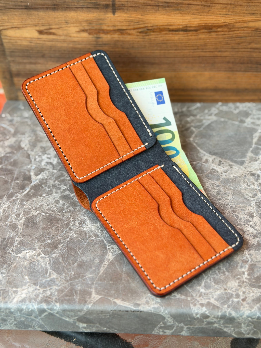 Roku darbs, bifold ādas maks — Konjaks un Ortenisa